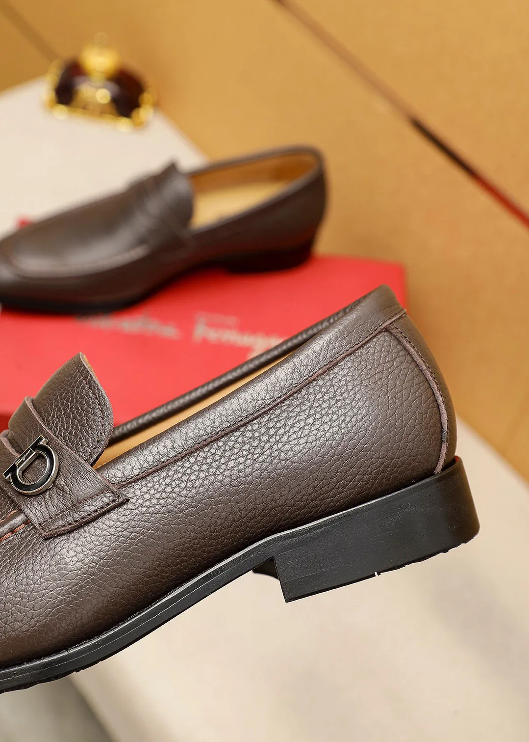 Men's shoes 💰460 💐 Product trademark: Ferragamo "Ferragamo" casual leather shoes Regular size: 38-44 (45.46🉑️customized) Product materials: Selected imported first-layer pebbled cowhide leather upper + luxury hardware buckle, imported water-dyed cowhide leather lining. Strong three-dimensional visual effect, original outsole color: 2⃣️seed leather materials optional